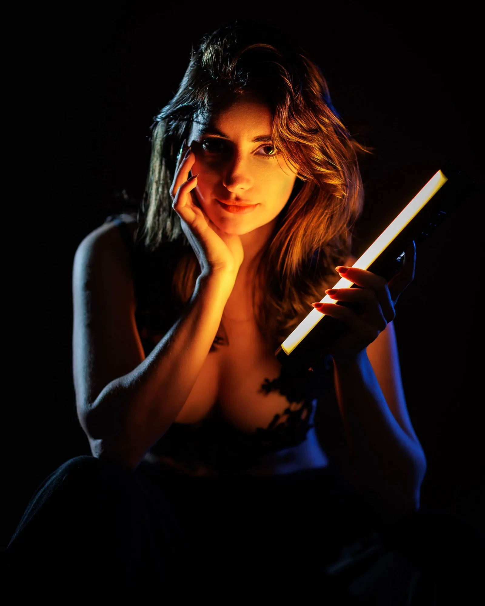 Retrato com iluminação LED quente e azul