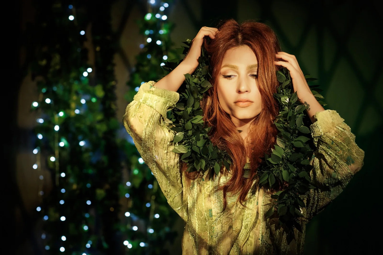Retrato em ambiente verde com pontos de luz