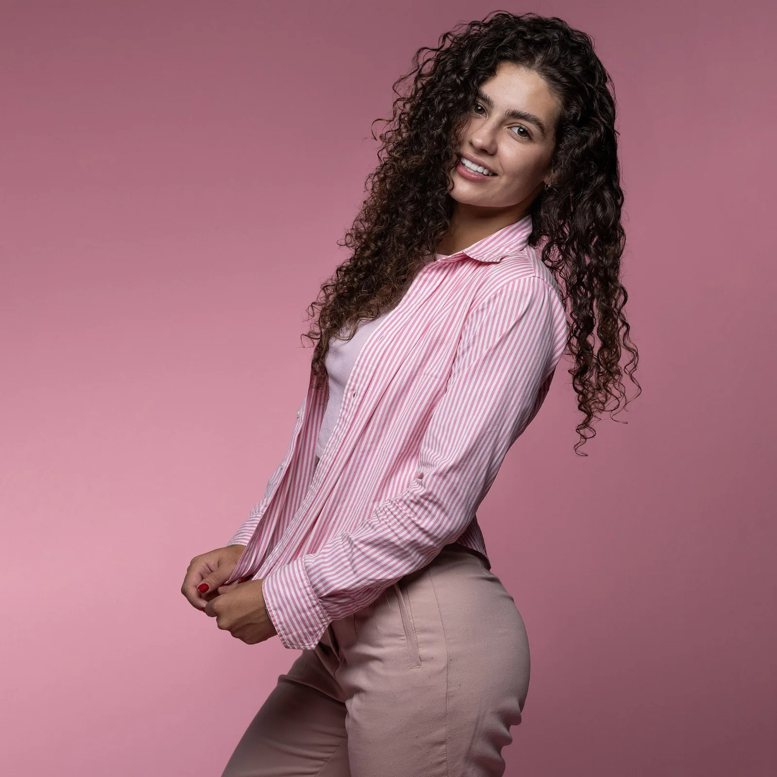 Retrato clean sobre fundo rosa